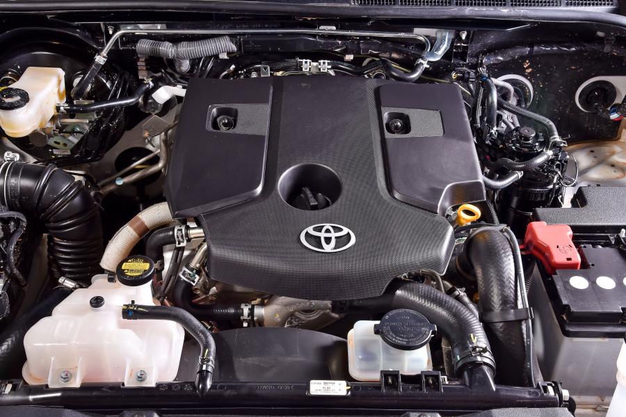 Моторный отсек Toyota Hilux 4x4 SRX Double Cab 2016 года  (ZA) (фото 30 из 35)